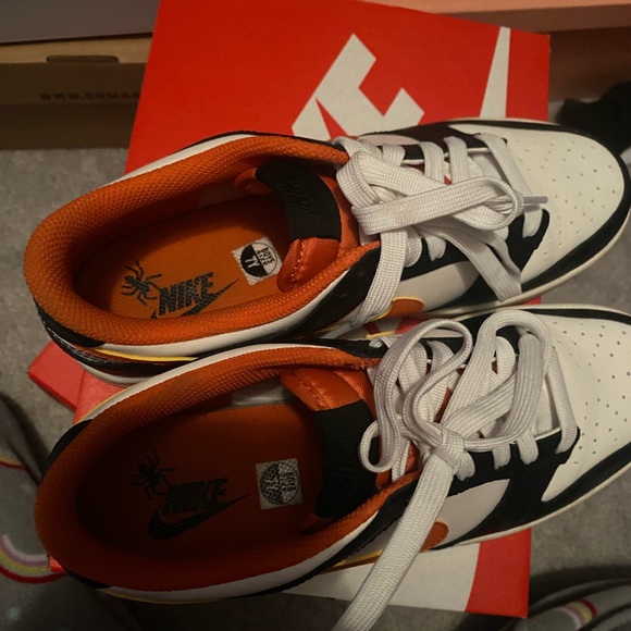 Nike Halloween dunks (glow in the dark) - Picture 4 of 5